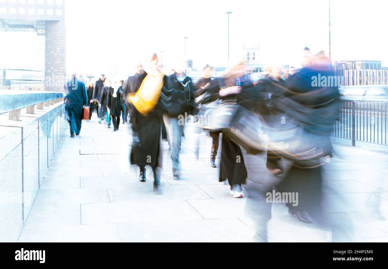 Employés de bureau.Un résumé de haute visibilité et de longue durée flou de professionnels anonymes sur leur chemin vers le bureau lors d'un froid matin d'hiver à Londres. Banque D'Images