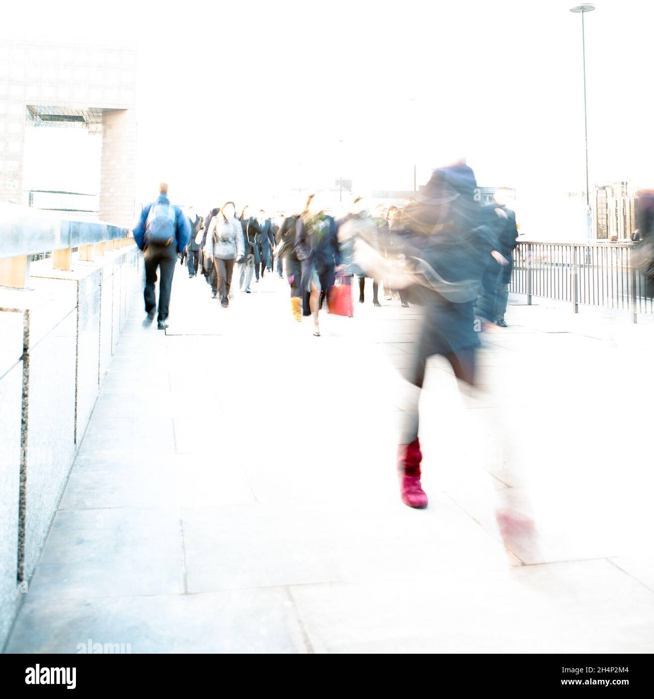 Résumé des heures de pointe des navetteurs.Une exposition longue et de haute qualité, un effet de flou chez les employés anonymes qui se rendent au bureau lors d'un froid matin d'hiver à Londres. Banque D'Images