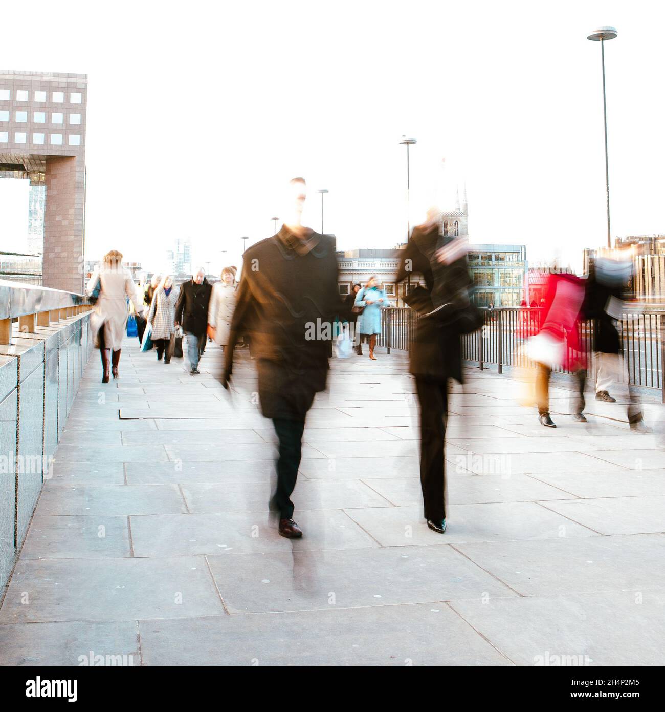 Employés de bureau.Un résumé de haute visibilité et de longue durée flou de professionnels anonymes sur leur chemin vers le bureau lors d'un froid matin d'hiver à Londres. Banque D'Images