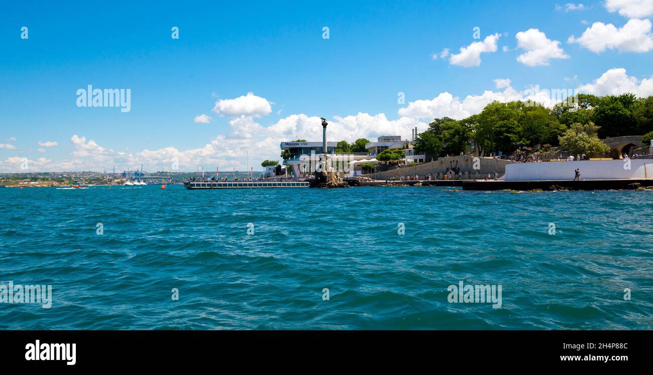 Sébastopol, Crimée, Russie - 11 juin 2021 : monument aux navires inondés et à l'Embankment de Kornilov à Sébastopol, la Crimée, le jour ensoleillé de l'été. Banque D'Images