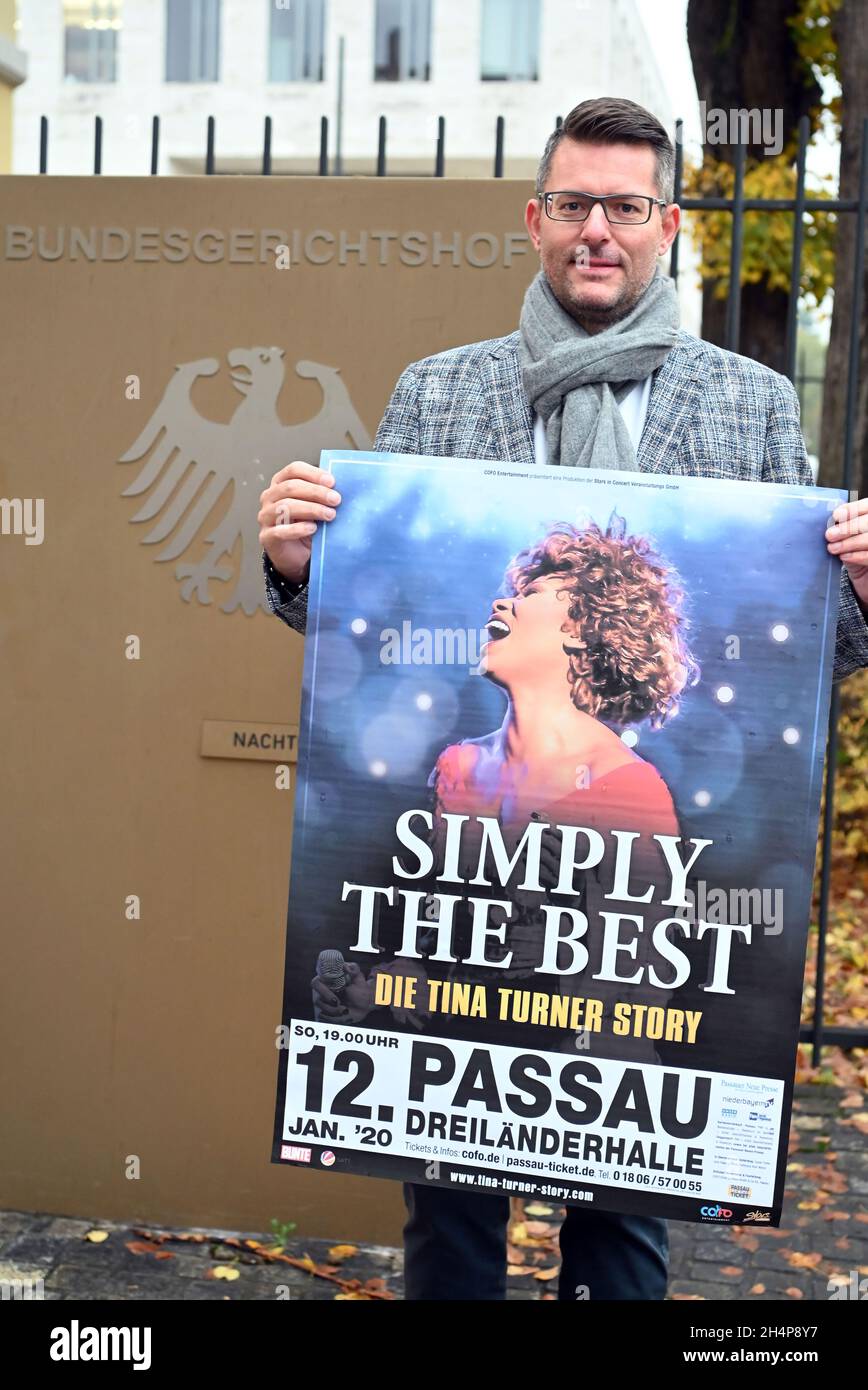 Karlsruhe, Allemagne.04e novembre 2021.Oliver Forster, promoteur de la tournée, de COFO Entertainment, fait face à la Cour suprême fédérale (BGH) avec une affiche controversée du spectacle « Imply the Best - The Tina Turner Story », sur lequel est représenté le coco Fletcher lookas.Le BGH entend un procès intenté par la chanteuse Tina Turner contre le promoteur du voyage.Elle prétend que l'impression est créée qu'elle est elle-même sur les affiches sans son consentement.Credit: Uli Deck/dpa/Alay Live News Banque D'Images