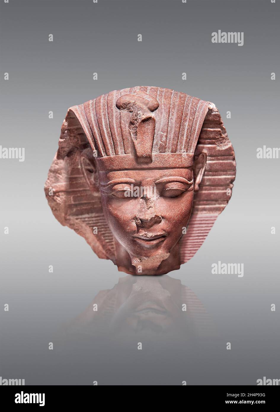 Statue égyptienne sculpture shinx tête de Thutmose III, 1479-1325 av. J.-C., 18e dtmoor, granit .Musée du Louvre E10896..Tête Royale sphinx avec poils nemes Banque D'Images