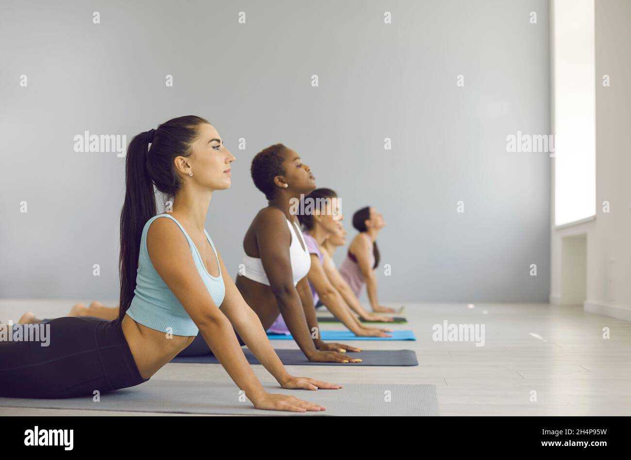 Diverses femmes ont une séance d'entraînement au club de fitness Banque D'Images