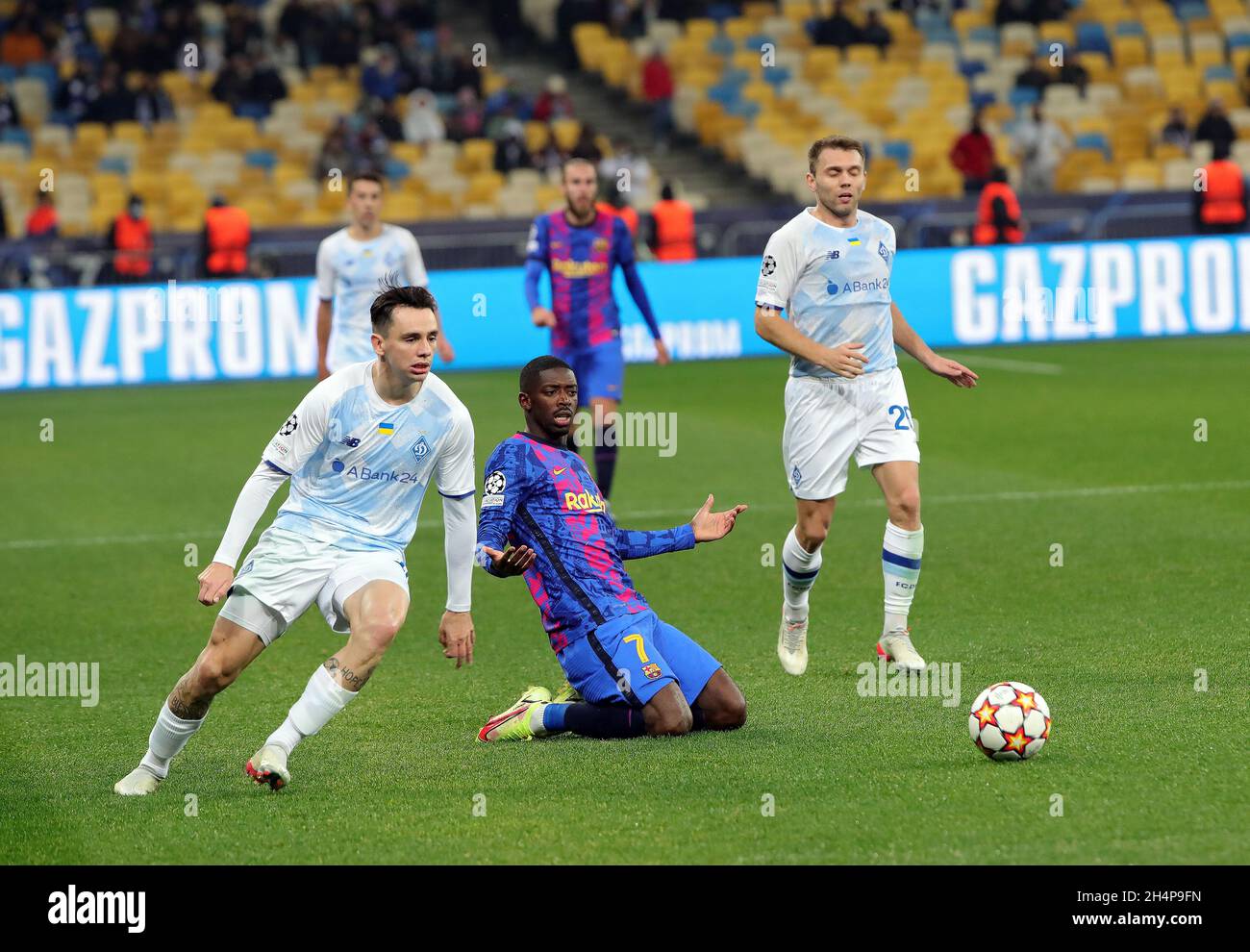 Non exclusif: KIEV, UKRAINE - 2 NOVEMBRE 2021 - milieu de terrain Mykola Shaparenko (L) du FC Dynamo Kyiv est vu en action avec l'avant Ousmane Dembele de Banque D'Images