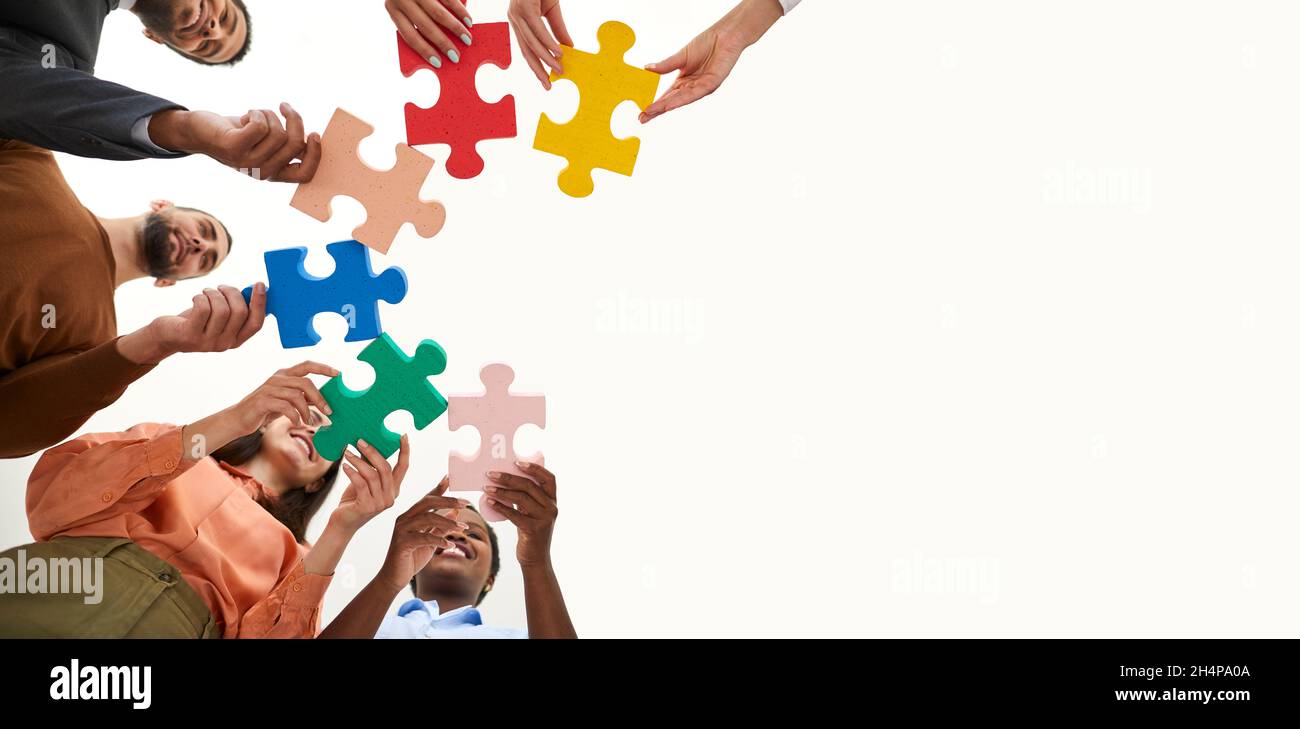 Copiez la bannière de l'espace avec une équipe diversifiée de gens d'affaires se joignant à des pièces de puzzle puzzle Banque D'Images