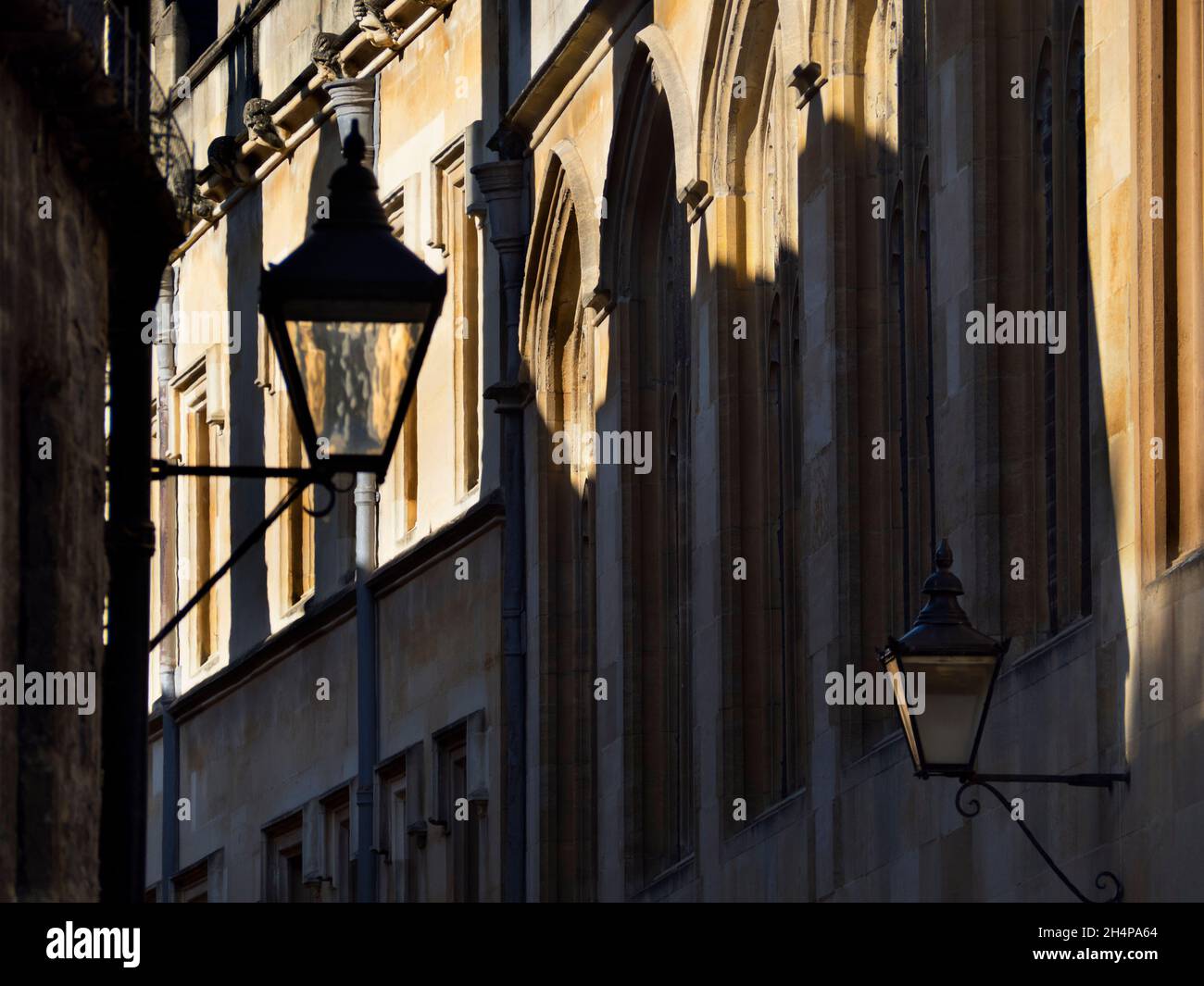 Ici, nous voyons Brasenose Lane, une ruelle étroite reliant Radcliffe Square à Market Street et Exeter College.La ville historique d'Oxford a beaucoup de célèbres s. Banque D'Images