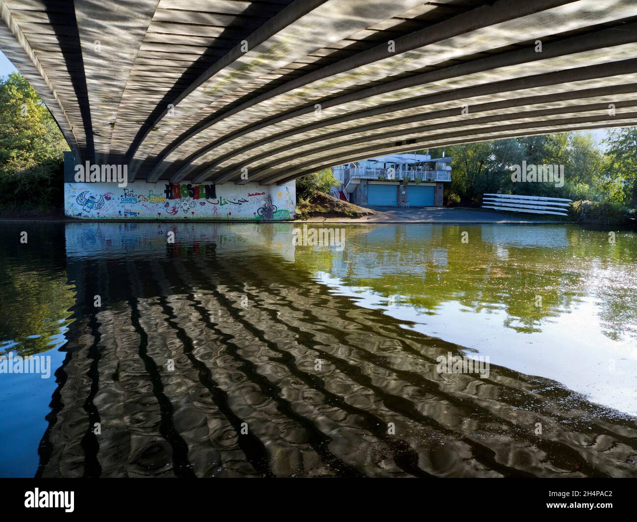 Le pont de Donnington traverse la Tamise, juste en amont d'Oxford.Ici, nous voyons des réflexions abstraites d'eaux ondulées sur son dessous sur une fine Autu Banque D'Images