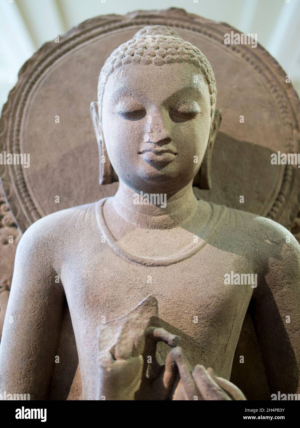 Sublime Bouddha assis du 5ème siècle de l'Inde orientale (Sarnath) dans le British Museum.Cette statue de grès de Shakyamuni le dépeint assis sur un lio Banque D'Images Sublime Bouddha assis du 5ème siècle de l'Inde orientale (Sarnath) dans le British Museum.Cette statue de grès de Shakyamuni le dépeint assis sur un lio Banque D'Images