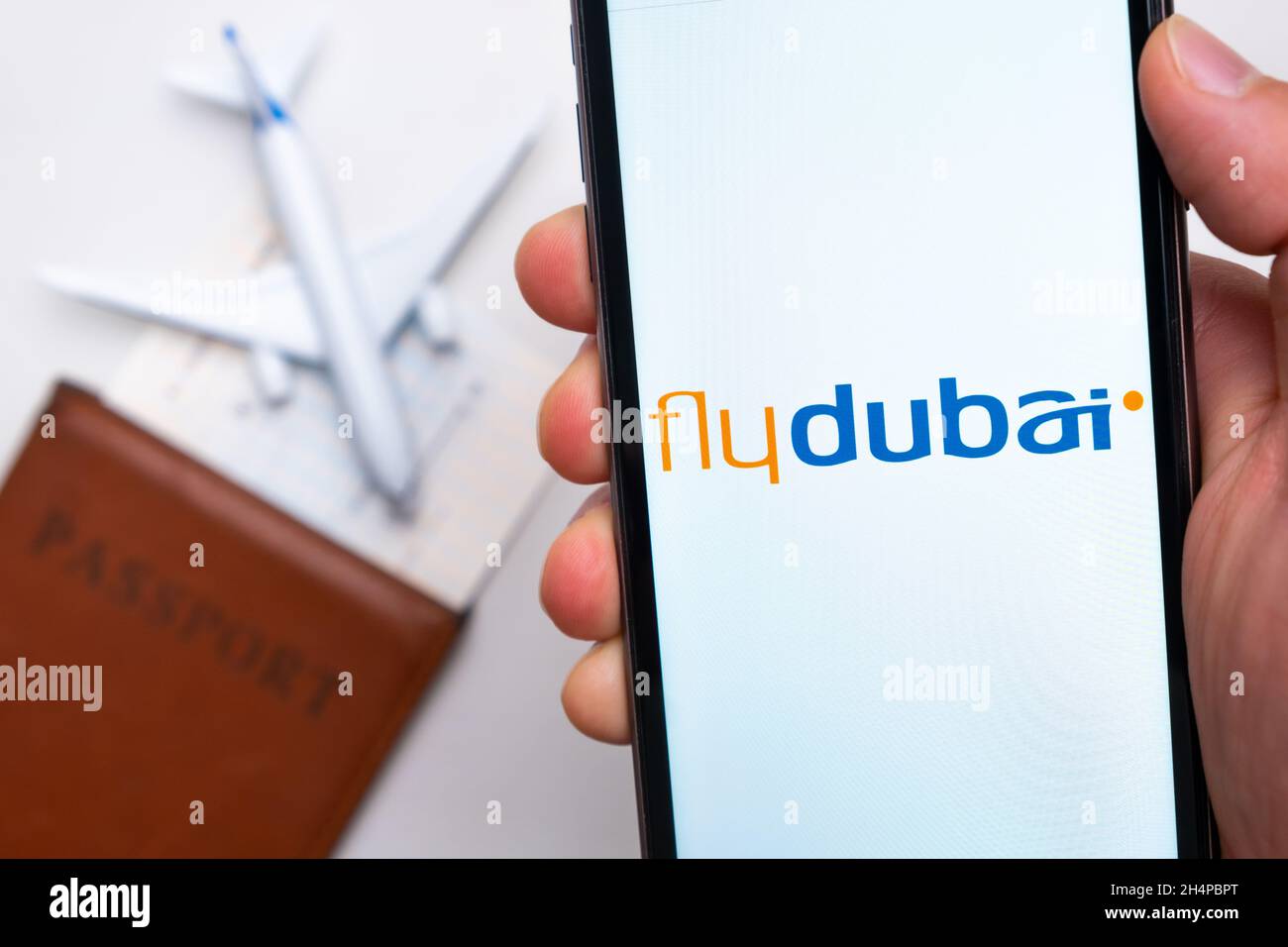 Application ou logo de la compagnie aérienne de dubaï affiché sur un téléphone mobile avec passeport, carte d'embarquement et avion en arrière-plan, septembre 2021, San Banque D'Images