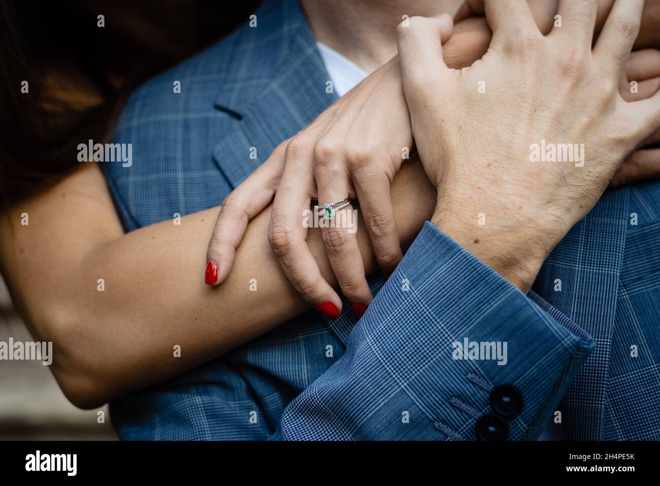 Une femme avec un anneau d'engagement tue son futur mari. Banque D'Images