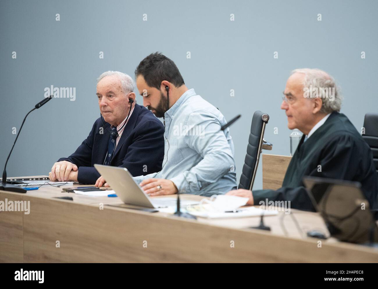 04 novembre 2021, Brandebourg, Brandebourg/Havel: Emil Farkas (l), survivant de l'Holocauste, témoin et co-demandeur, siège dans la salle d'audience au procès d'un ancien gardien présumé du camp de concentration.Son avocat Thomas Walther est assis à droite.Le défendeur de 100 ans aurait aidé et encouragé le meurtre de milliers de détenus du camp de concentration de Sachsenhausen entre 1942 et 1945.Photo: Christophe GATEAU/dpa Banque D'Images