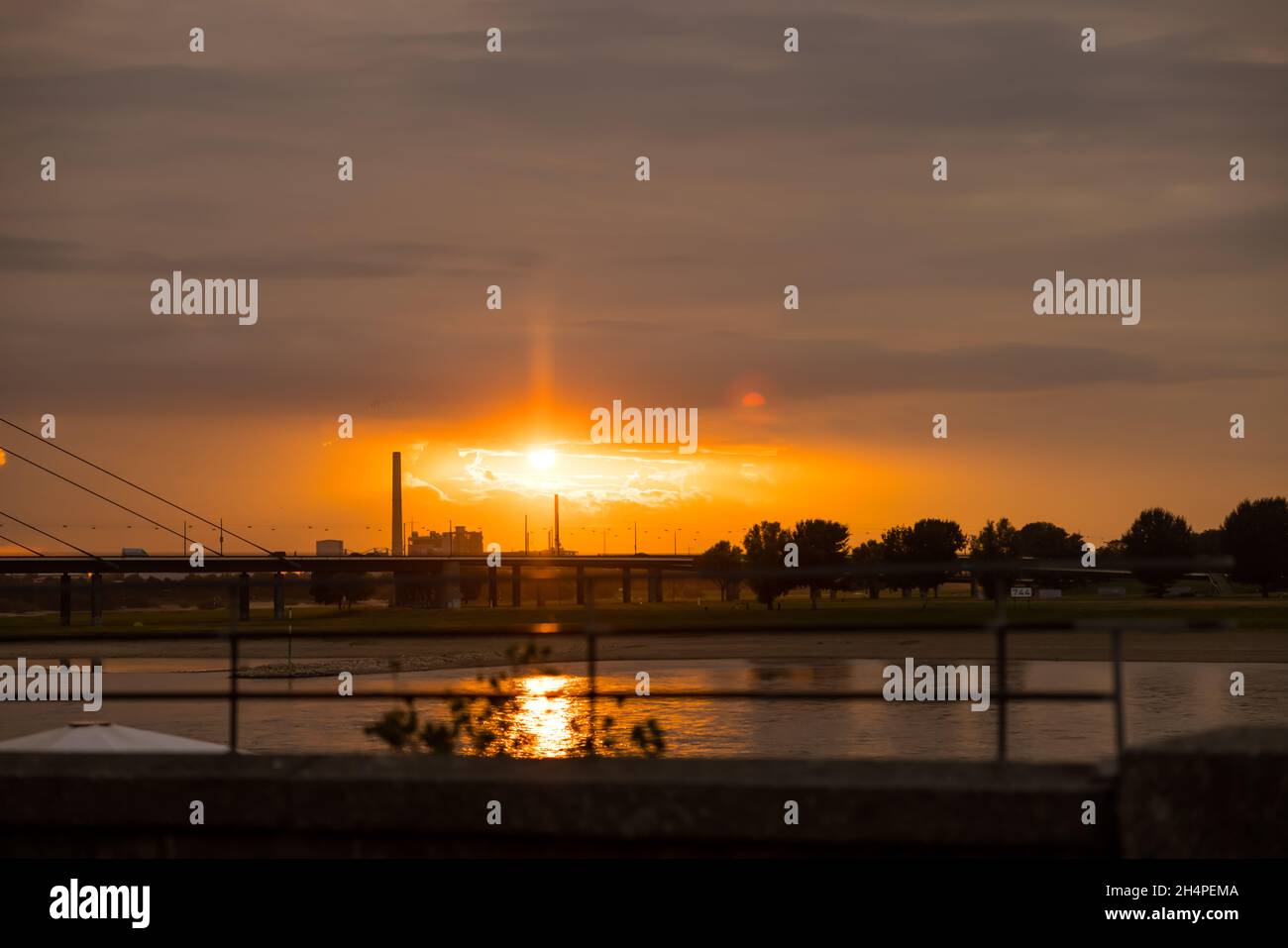 Magnifique coucher de soleil sur la promenade du Rhin à Düsseldorf Banque D'Images