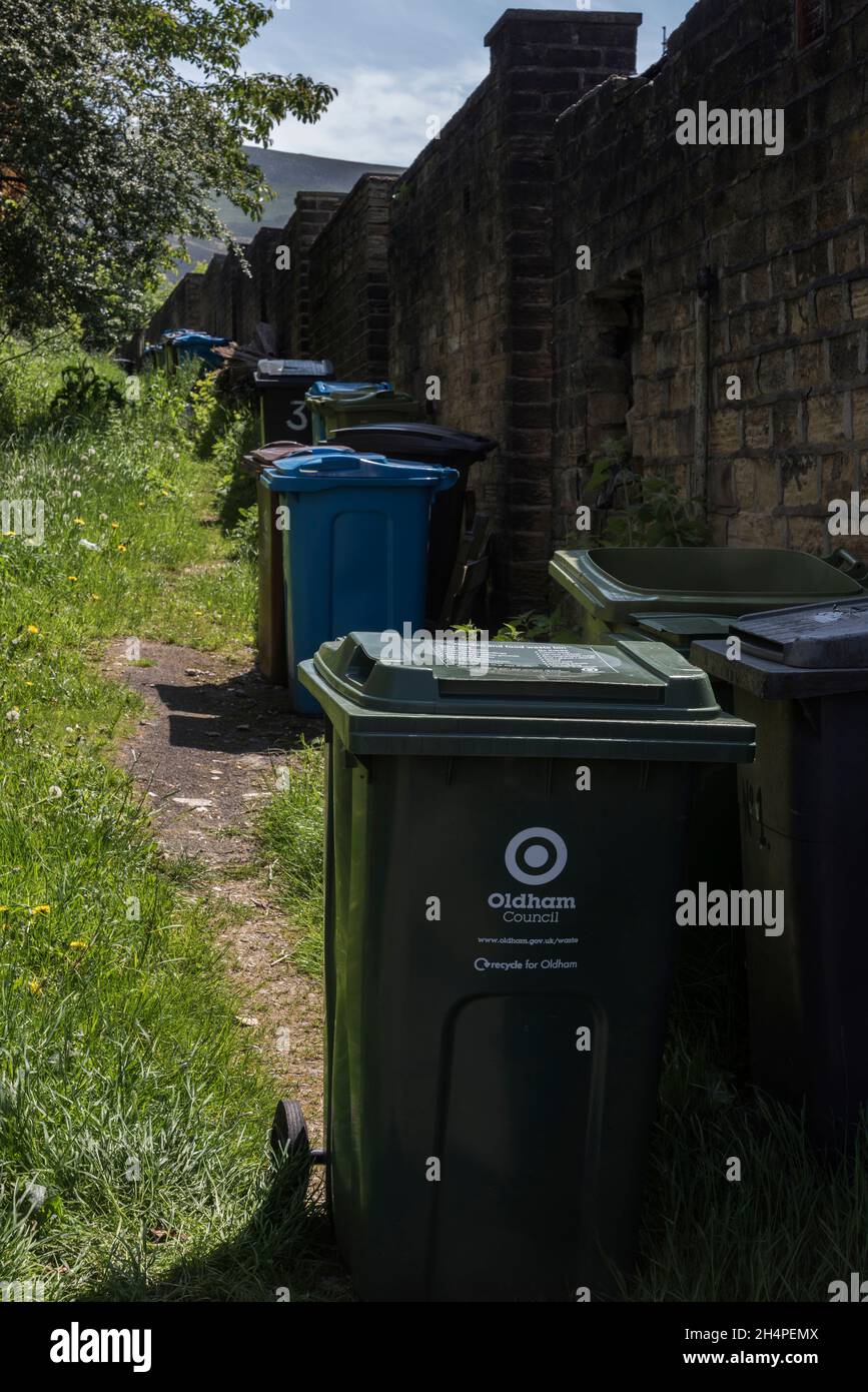 Heure de collecte.Wheely Bins à Greenfield, Oldham. Banque D'Images