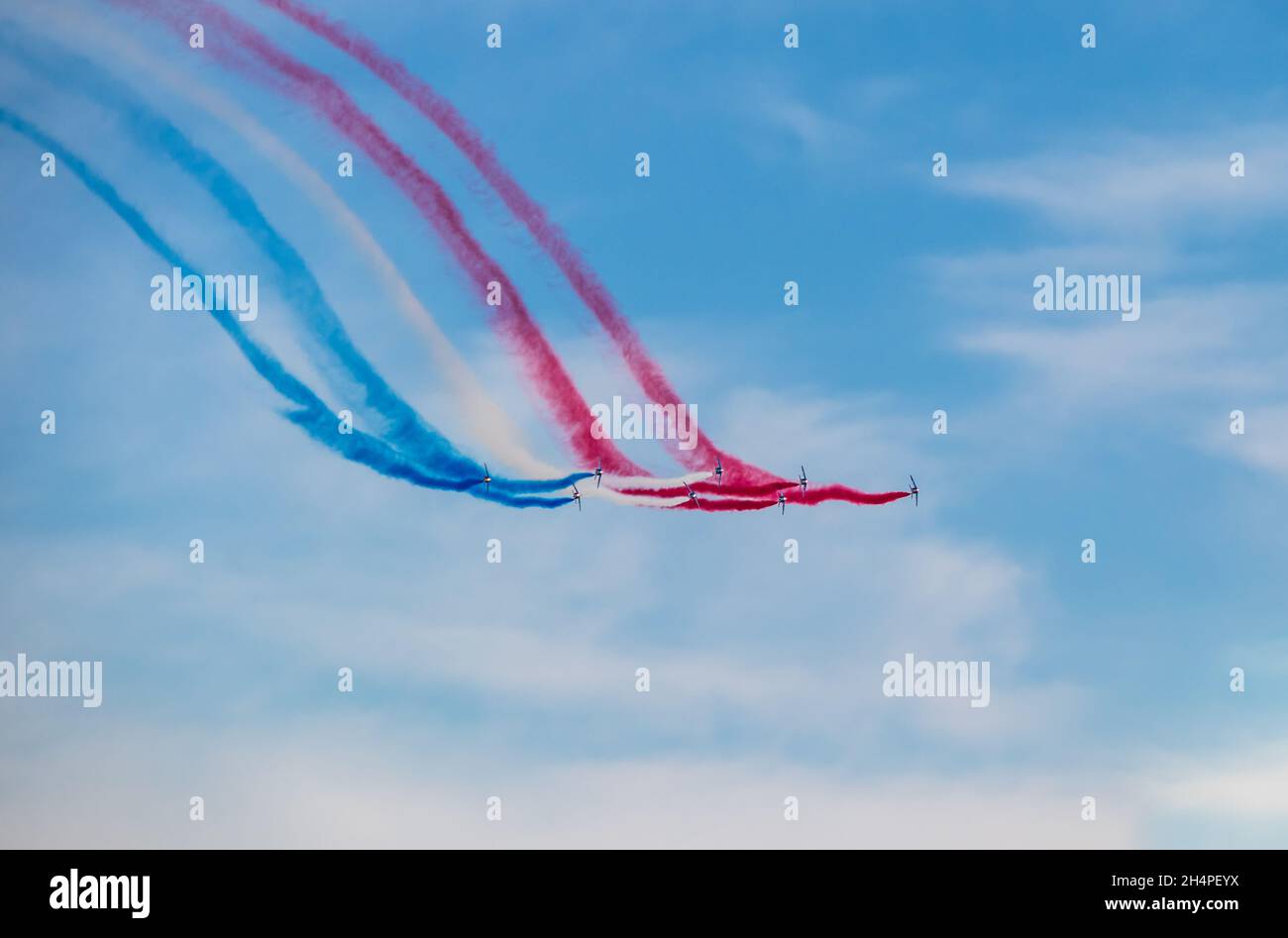 Acrobaties aériennes.Programme de démonstration en vol.Faire des tours avec un écran de fumée.Un avion militaire dans un spectacle aérien public.Aviation Banque D'Images