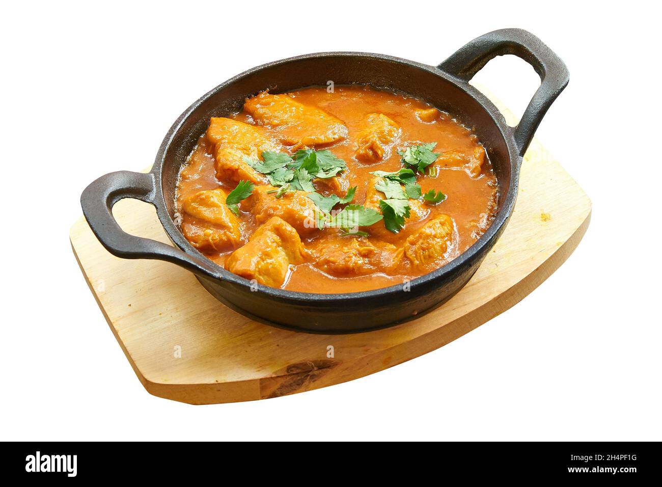 Dose de poulet au curry cuite dans une petite casserole.Isolé sur blanc avec un masque Banque D'Images