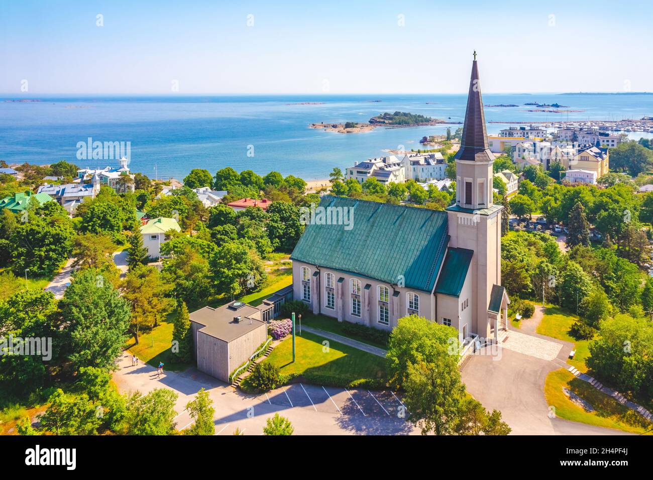 Ville balnéaire de Hanko, sud de la Finlande.Mer Baltique.Vue panoramique sur une vieille ville finlandaise.Architecture scandinave.Église évangélique luthérienne. Banque D'Images