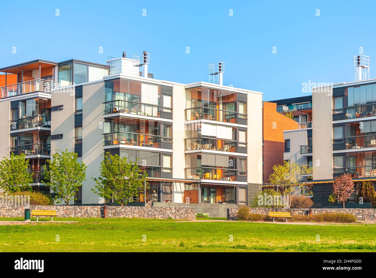 Complexe résidentiel européen de bâtiments d'appartements.Installations de plein air.Nouveau bloc moderne d'appartements avec cour confortable et espace vert.Écologique Banque D'Images