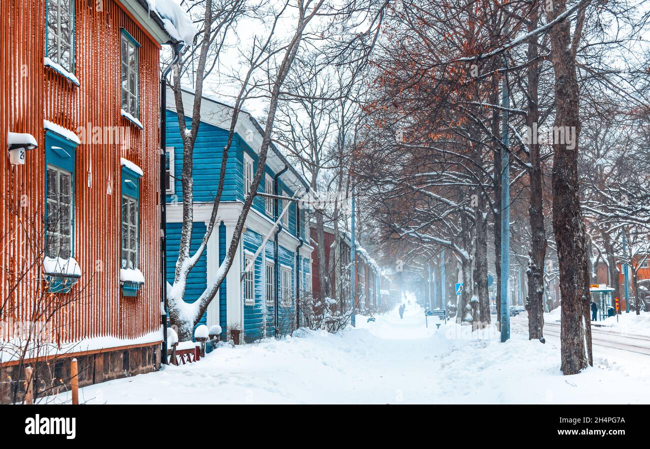 Hiver finlandais.Sentier enneigé avec déneigeuses en ville.Une rue aux façades colorées.Vieilles maisons traditionnelles en bois.Helsinki Finlande. Banque D'Images