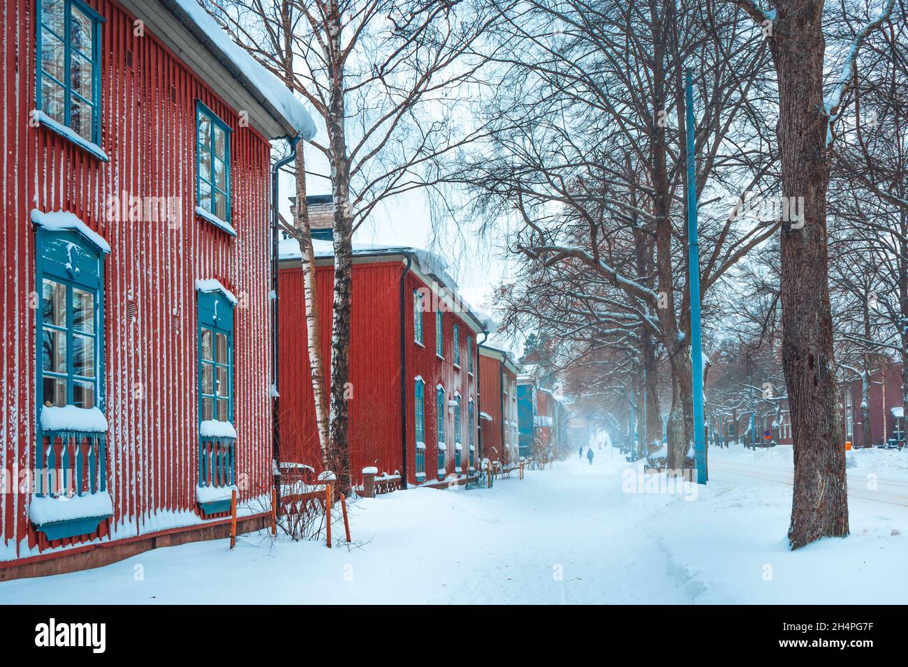 Tempête de neige à Helsinki.Belle scène finlandaise d'hiver.Façades de bâtiments colorées dans une rue couverte de neige.Vieilles maisons en bois rouge en ville en Finlande Banque D'Images