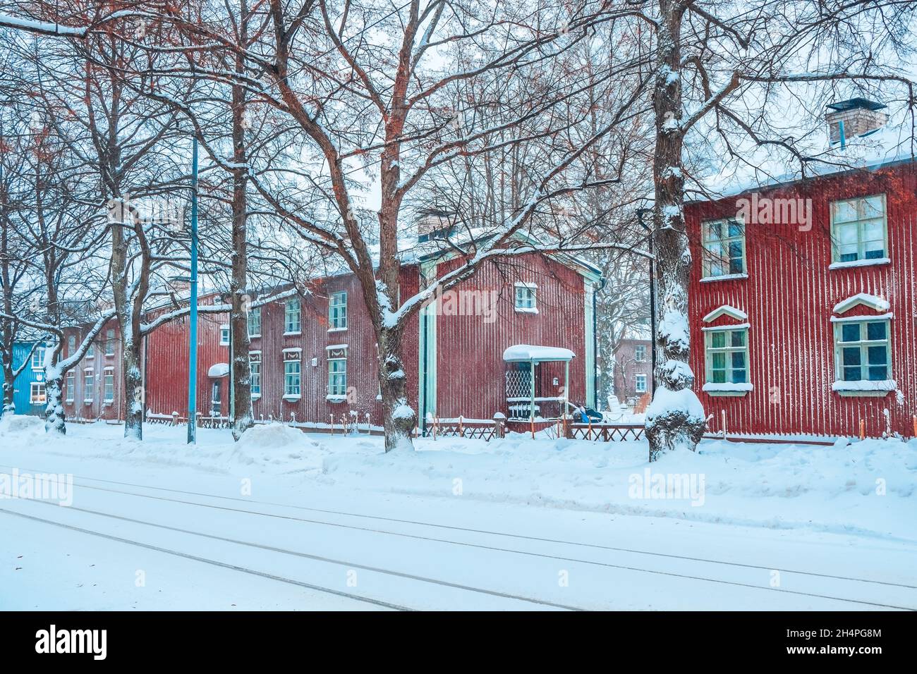 Magnifique hiver finlandais à la campagne.Vieilles maisons en bois rouge en ville en Finlande.Vue sur une rue enneigée après une chute de neige.Façades de bâtiments colorées Banque D'Images