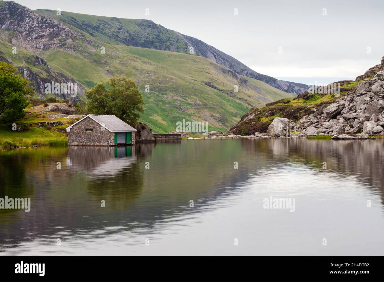 Llyn Ogwen, un jour gris pluvieux, se reflète dans Llyn Ogwen Banque D'Images
