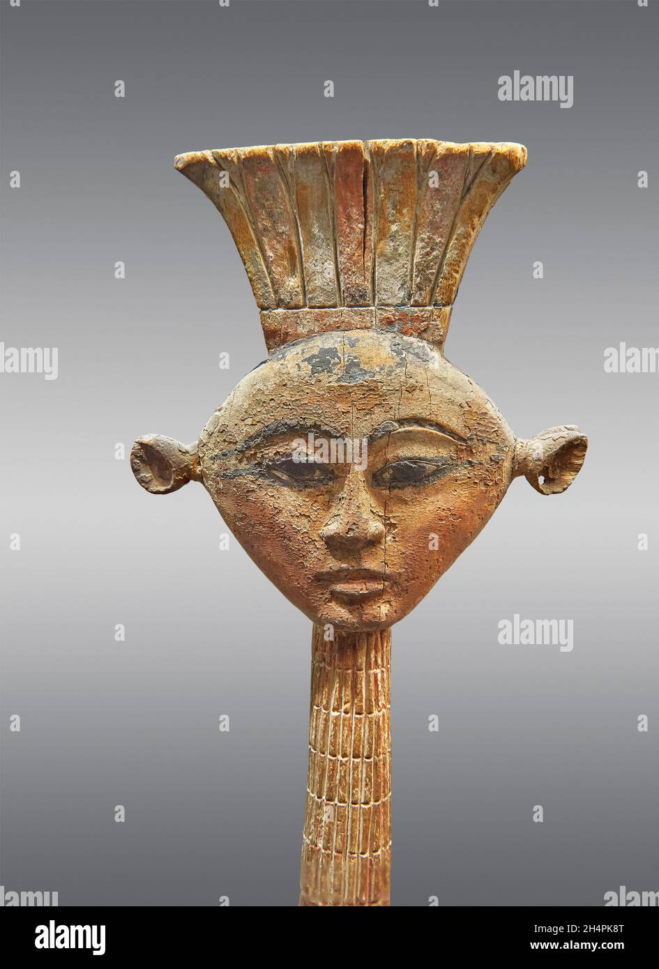 Bois égyptien Sculpture de la déesse Anouket .Musée du Louvre N3534.Anouket (déesse à la vache, tête de, oreilles percées, couronne d'Anouket).Isolant Banque D'Images