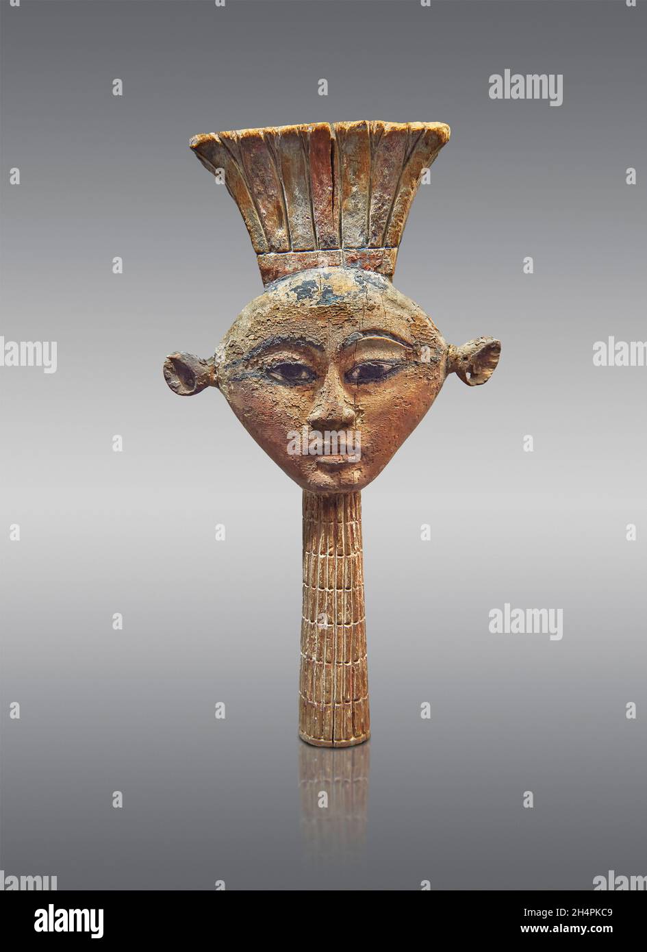 Bois égyptien Sculpture de la déesse Anouket .Musée du Louvre N3534.Anouket (déesse à la vache, tête de, oreilles percées, couronne d'Anouket).Isolant Banque D'Images
