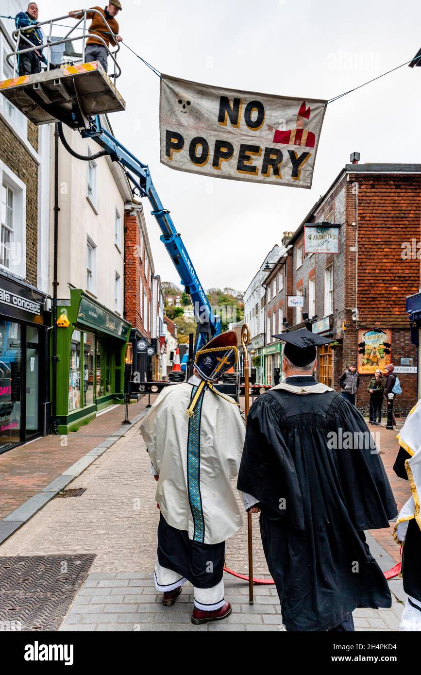 Lewes, East Sussex, Royaume-Uni.4 novembre 2021.Les membres de la Cliffe Bonfire Society préparent les célébrations annuelles de la nuit Guy Fawkes qui ont lieu le 5 novembre dans la ville de comté de Lewes, dans l'est du Sussex.Ce sera la première fête de la nuit de Guy Fawkes dans la ville depuis le début de la pandémie de Covid 19, l'événement des dernières années a été annulé et l'événement est habituellement assisté par des dizaines de milliers de visiteurs chaque année.Crédit : Grant Rooney/Alay Live News Banque D'Images