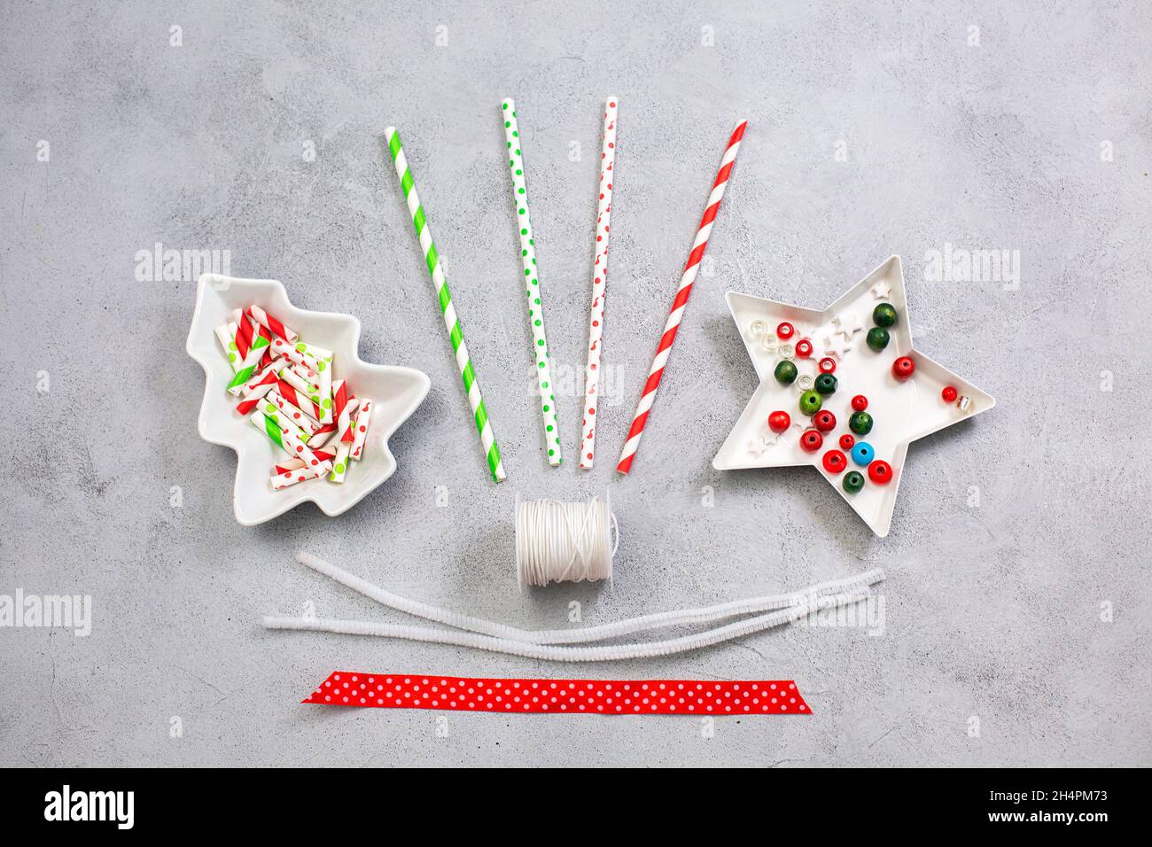Couronne de Noël ormaments de paille de papier.Instructions étape par étape.Étape 1 matériaux pour la fabrication.Bricolage pour enfants.Passe-temps à la maison.Travail indépendant et travail des aiguilles. Banque D'Images
