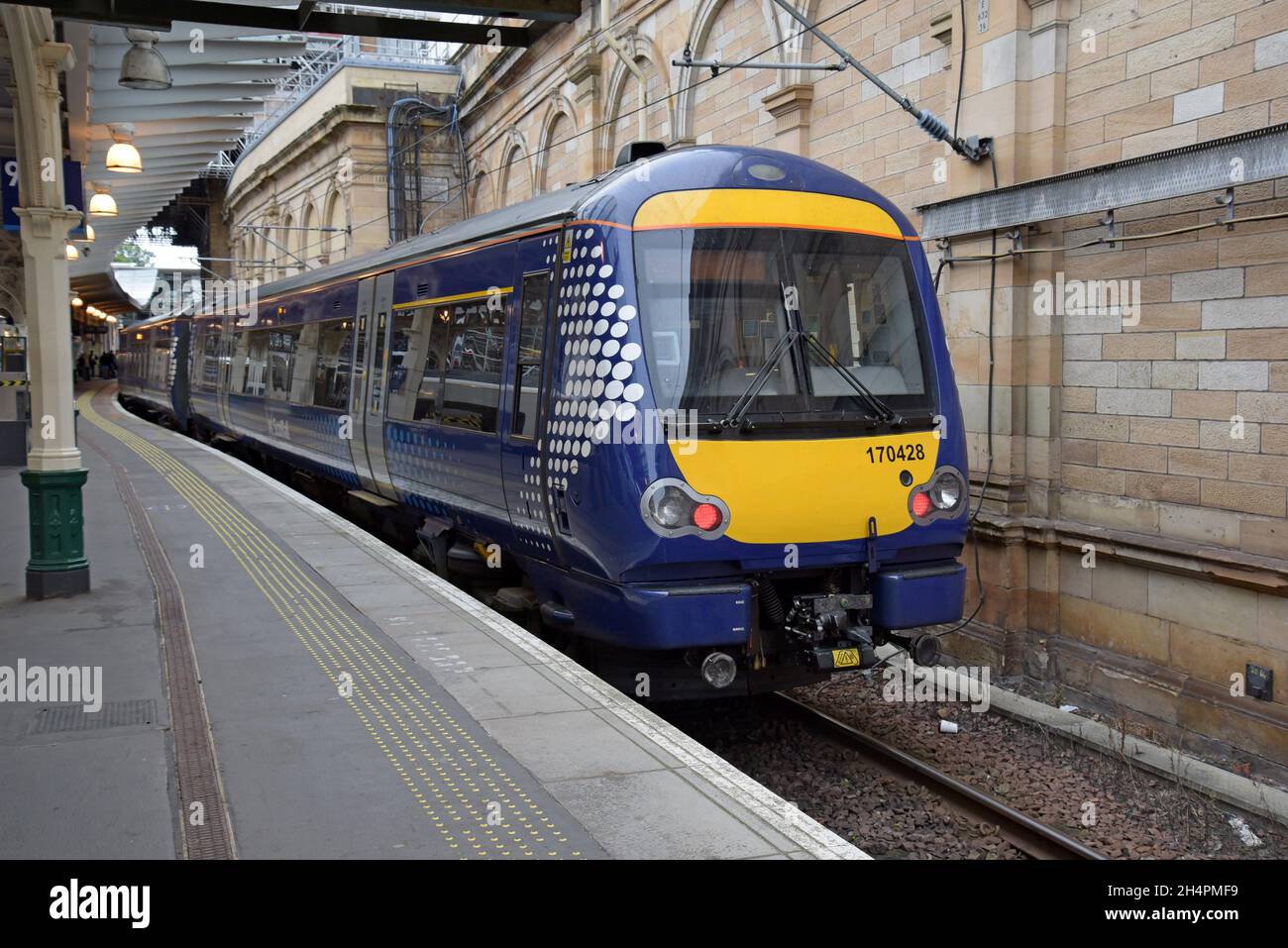 Un train à plusieurs unités ScotRail de classe 170 Turbostar diesel attendant à la plate-forme de la gare Waverley d'Édimbourg, Écosse, Royaume-Uni.Septembre 2021 Banque D'Images