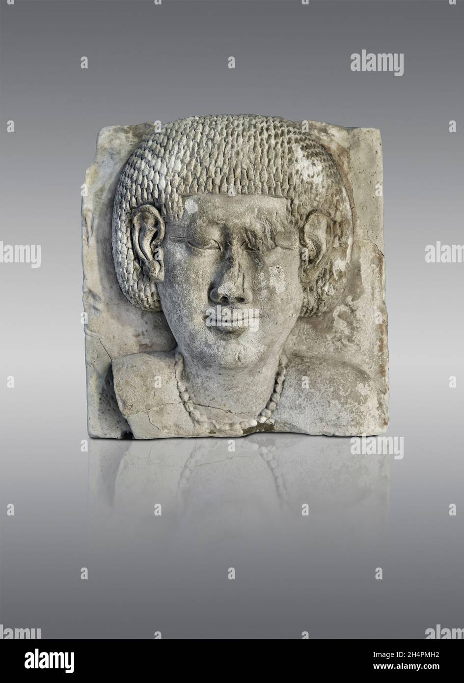 Sculpture égyptienne ptolemaic d'une femme dans le bas relief, 4e cent BC, Ptolemaic, .Musée du Louvre AF12846.Il s'agit d'un modèle de chaboisseaux inachevé montrant un Banque D'Images
