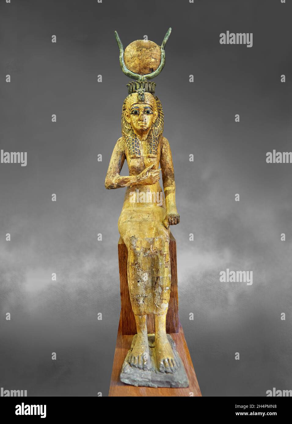Statuette égyptienne ptolemaienne d'Isis, 332-30 av. J.-C., Touna el-Gabel, tamaris et bronze.Musée du Louvre E 17495.ISIS assis, robe, perruque tripartite, vultur Banque D'Images