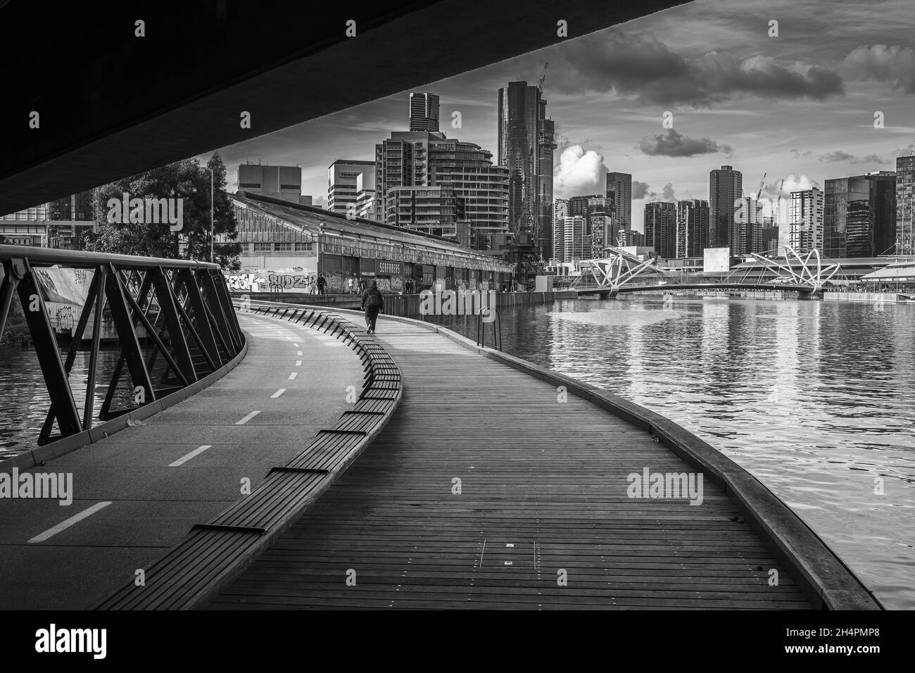 MELBOURNE, AUSTRALIE - 19 juin 2019 : une photo en niveaux de gris de Melbourne le long du fleuve Yarra, en Australie Banque D'Images