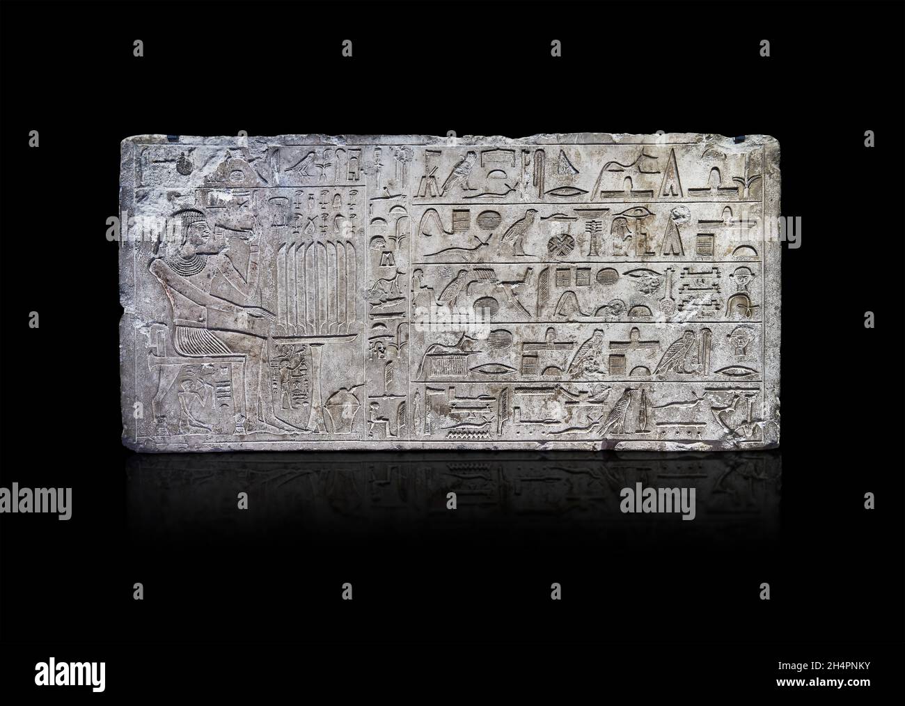 Ancien soulagement de linteau égyptien de la tombe de mastaba de l'ISI, 2350-2297 av. J.-C., Thèbes.Musée du Louvre E 14329.Repas funéraire; homme assis sur un pied de lion s Banque D'Images