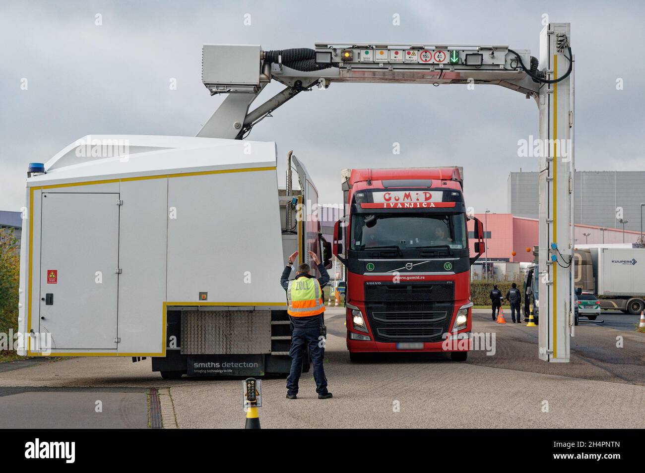 Weilerswist, Allemagne.04e novembre 2021.Un agent des douanes guide un camion dans la bonne position dans une machine à rayons X mobile lors d'une inspection du véhicule des douanes et de la police sur l'A61.Credit: Henning Kaiser/dpa/Alay Live News Banque D'Images