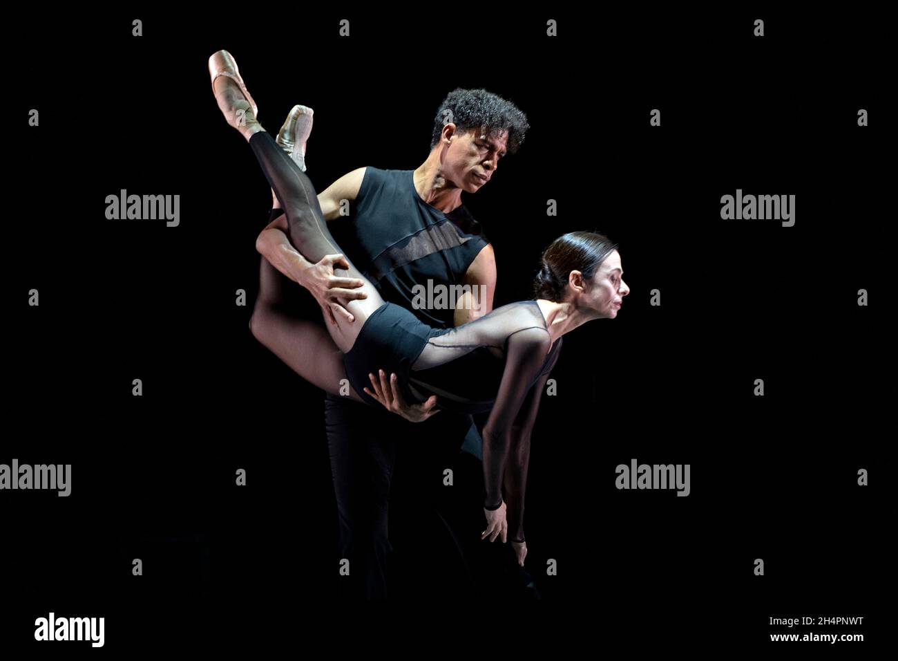 Alessandra Ferri et Carlos Acosta exécutent la première mondiale d'un nouveau duo / pas de deux de Goyo Montero dans le cadre du Birmingham Royal Ballet's Cuated Banque D'Images