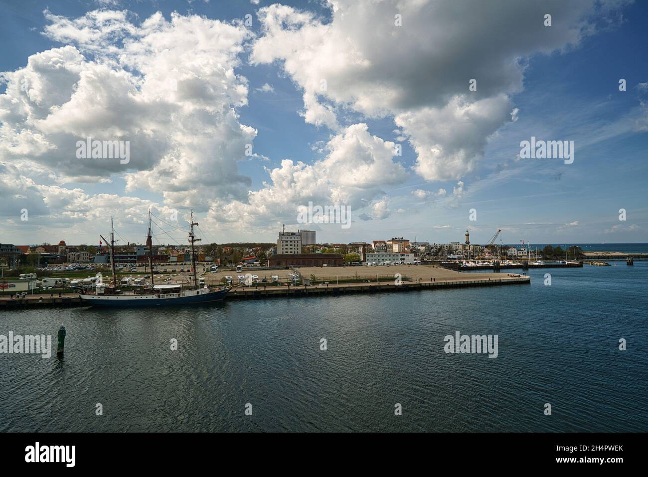 Sortie du port de Rostock. Vue sur warnemünde, la plage et le phare.Traversée vers la suède ou le danemark. Banque D'Images