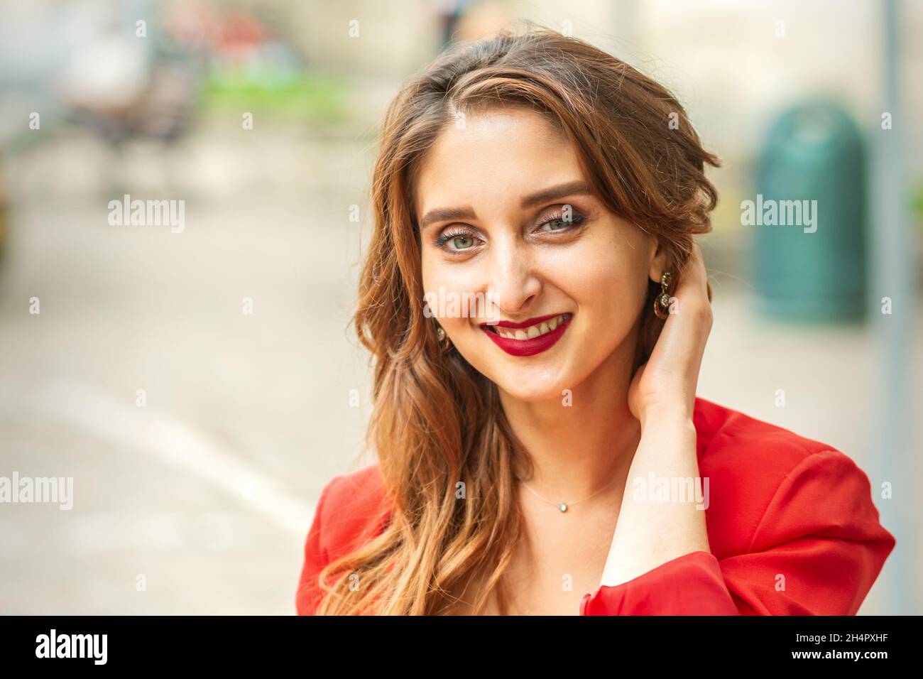 Portrait D une Jeune Femme Blanche Souriante Debout Dans La Veste Rouge 