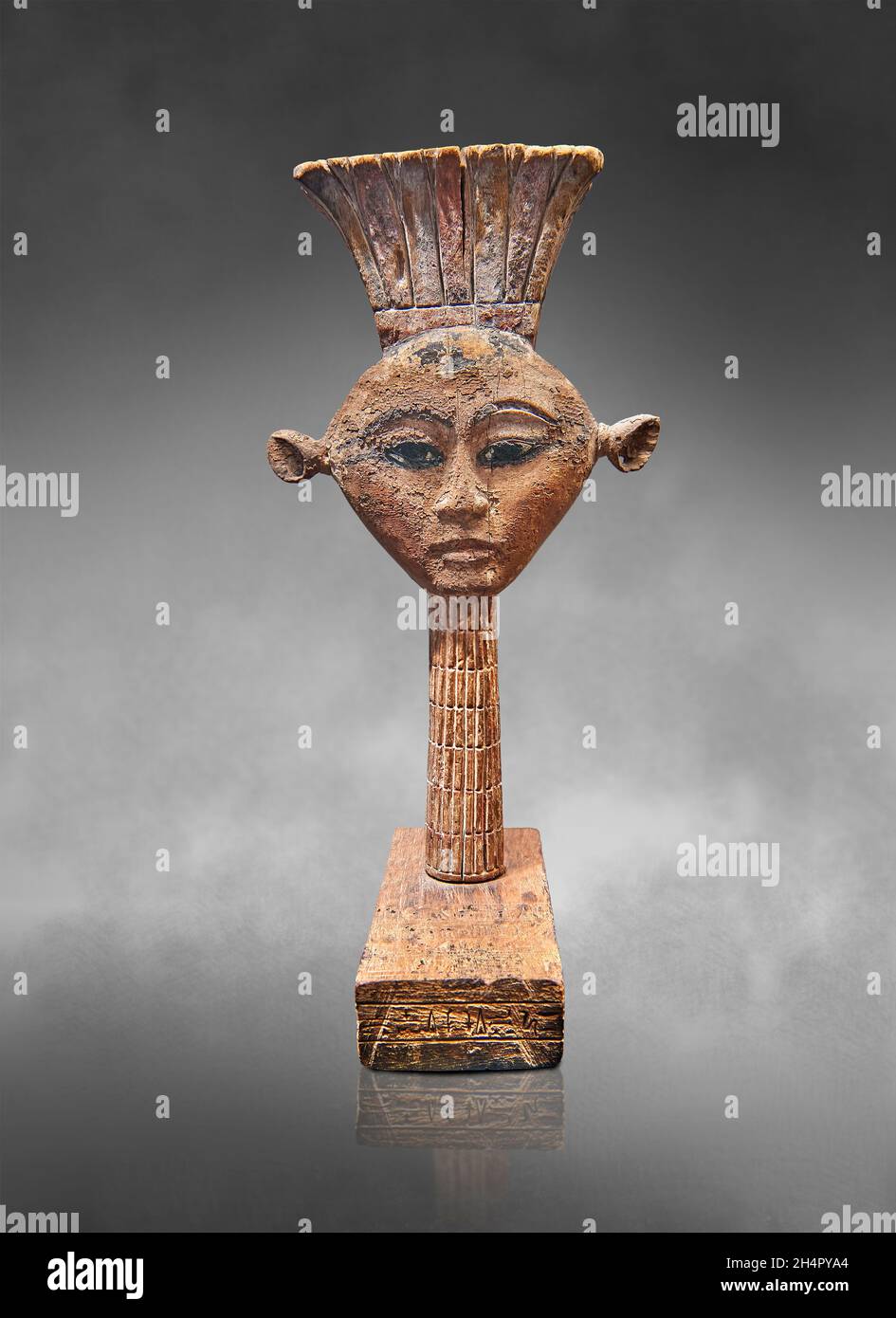 Bois égyptien Sculpture de la déesse Anouket .Musée du Louvre N3534.Anouket (déesse à la vache, tête de, oreilles percées, couronne d'Anouket).Isolant Banque D'Images