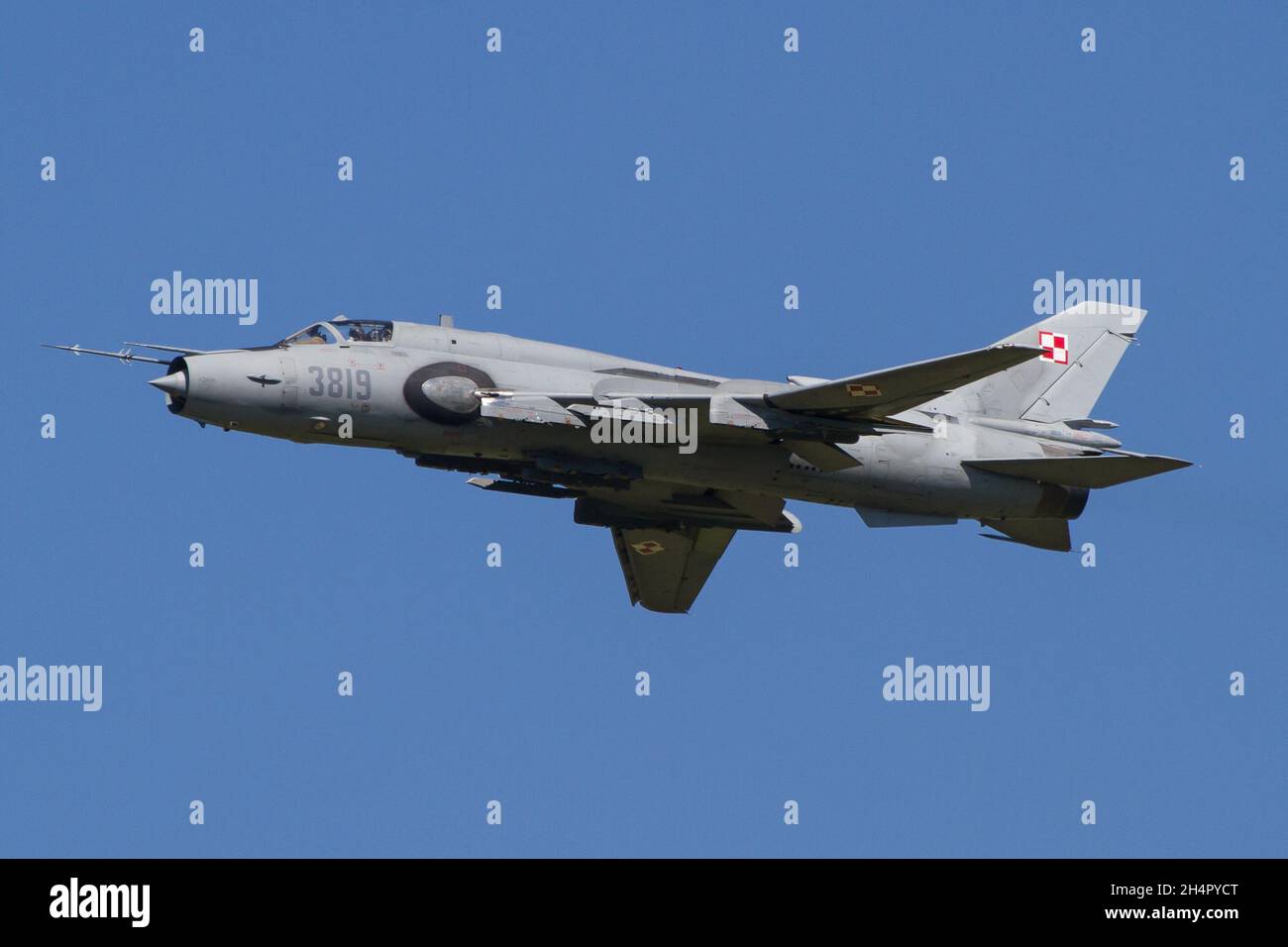 ZELTWEG, AUTRICHE - 08 septembre 2019 : avion de chasse Sukhoi SU-22 Fitter de l'armée de l'air polonaise devant le ciel bleu à Zeltweg, Autriche Banque D'Images