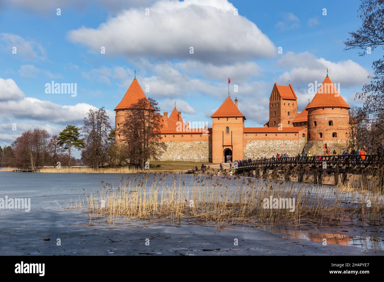 Les murs et tours orange du château de l'île Trakai, lac Galve, République de Lituanie Banque D'Images