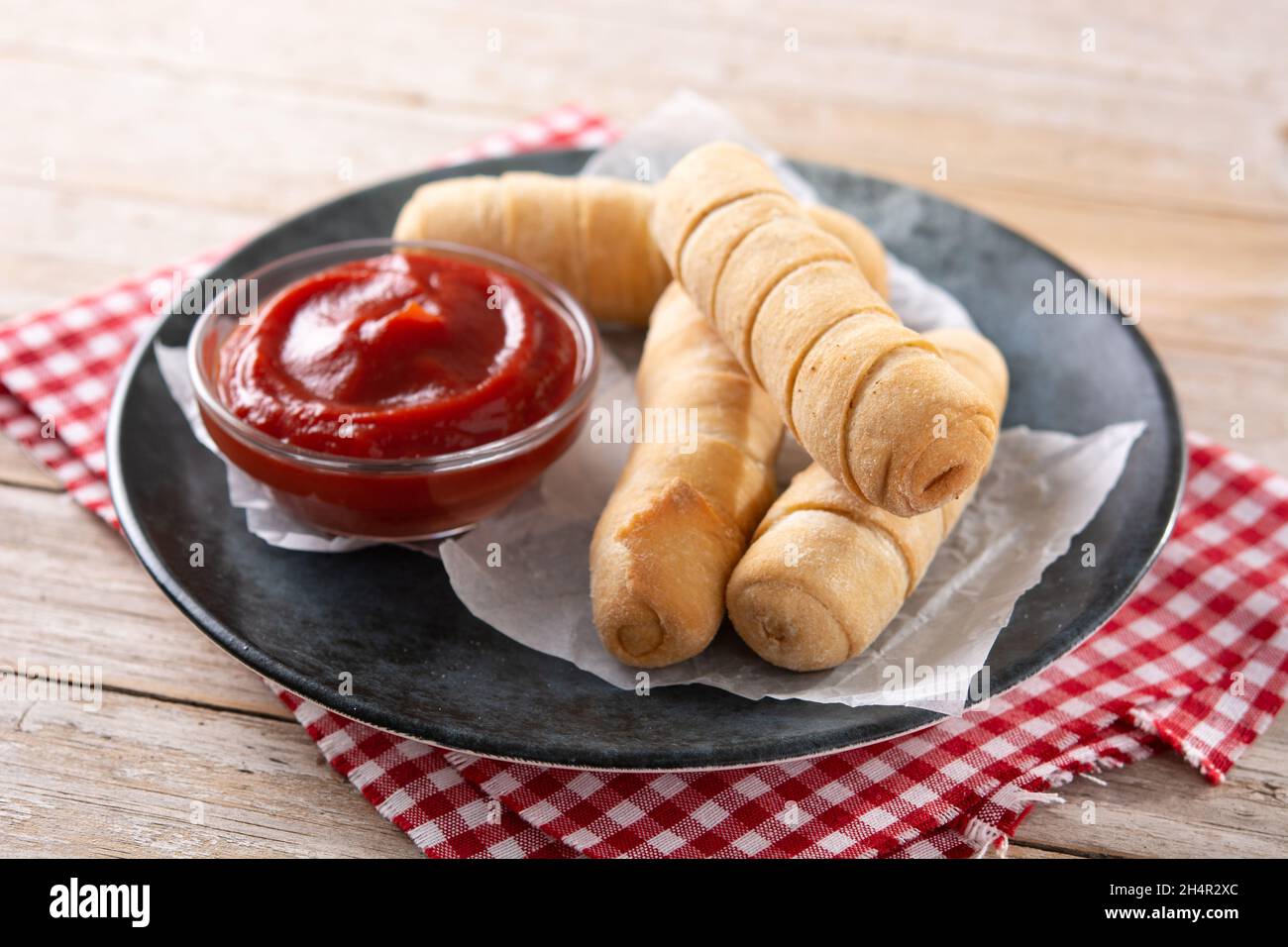 Tequeños d'Amérique latine farcies de fromage sur table en bois Banque D'Images