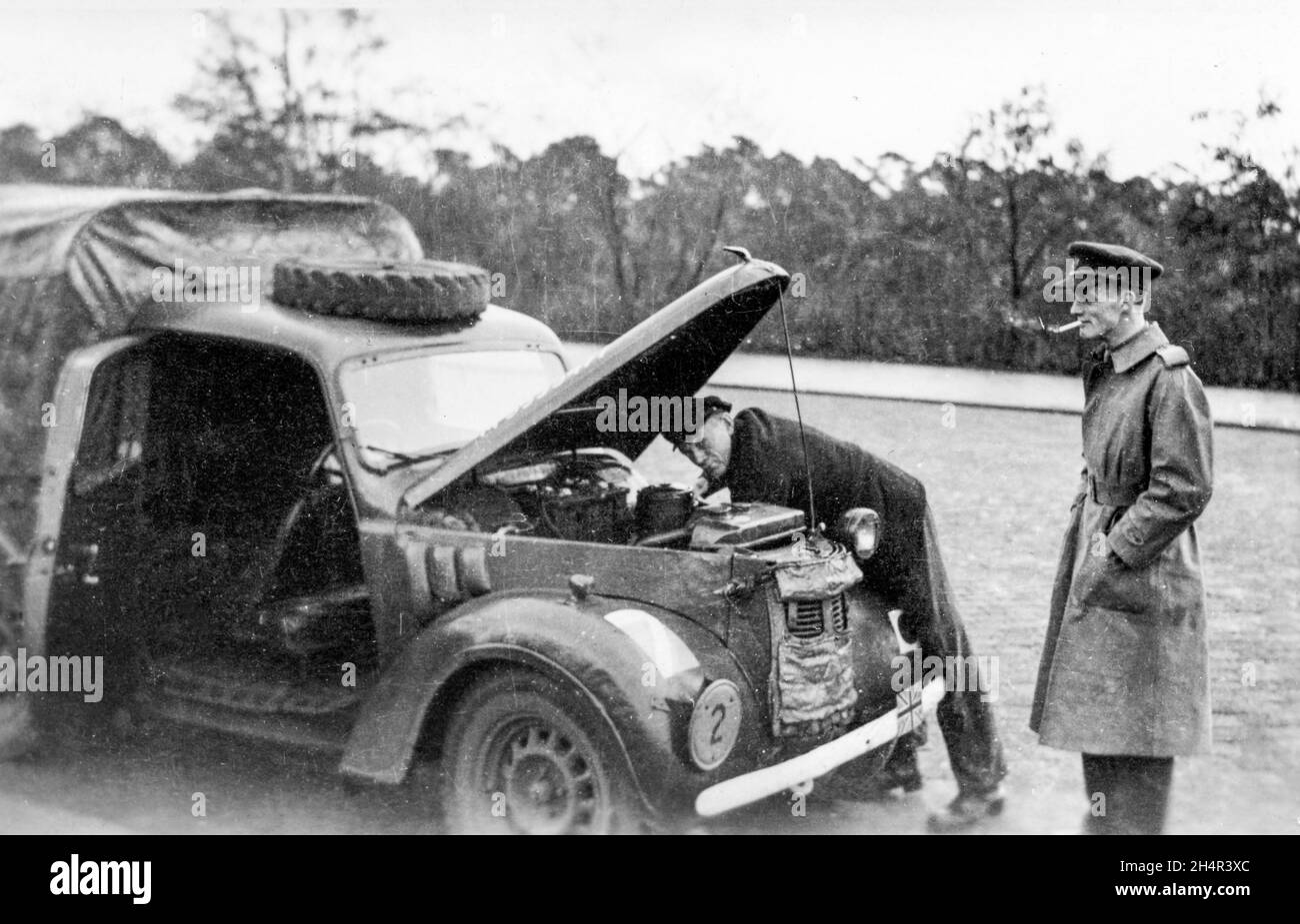 Un officier de l'armée anglaise regardant une voiture en cours de réparation, Spandau Berlin 1946 Banque D'Images