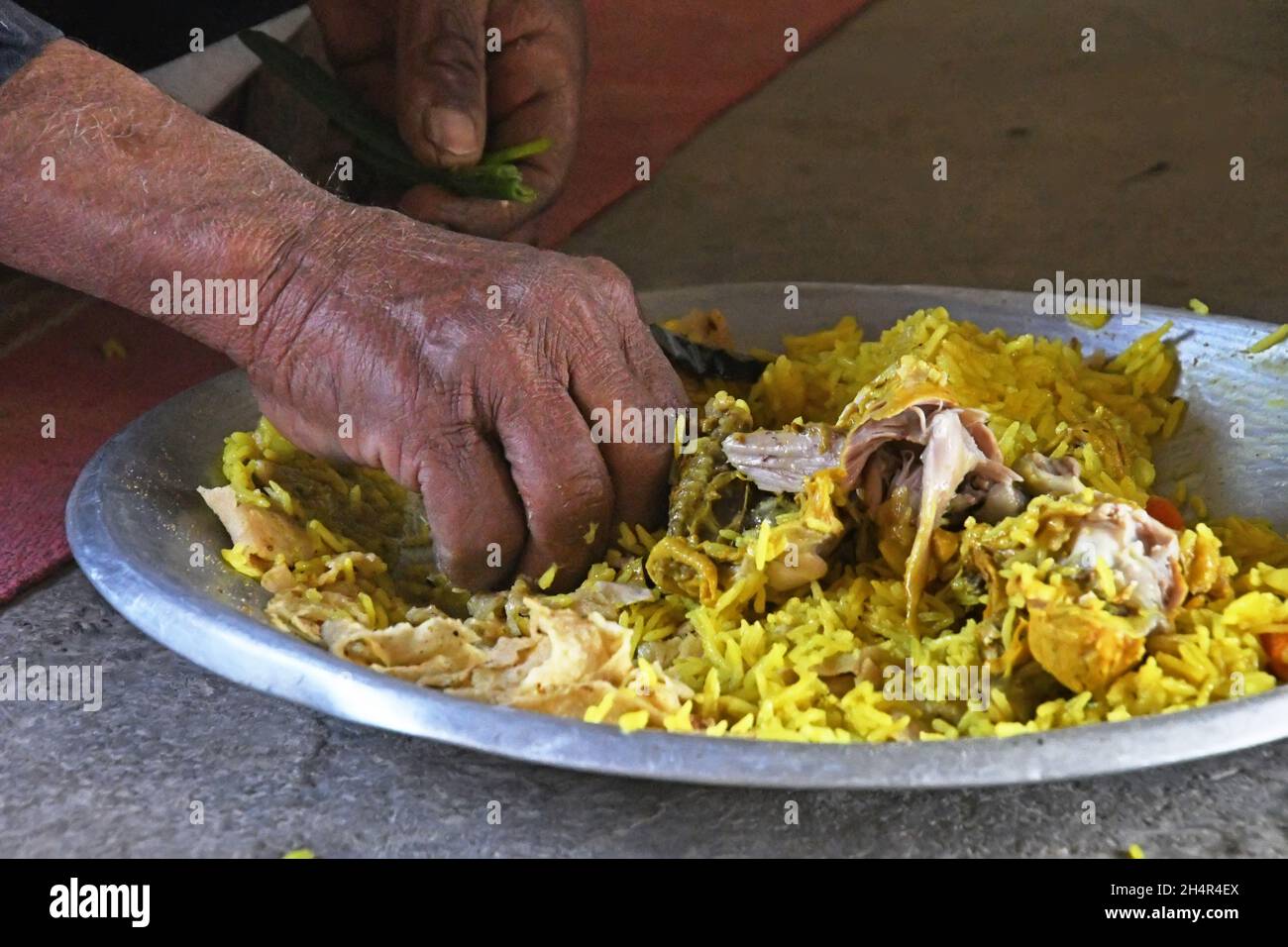 Bédouin aîné - technique de manger à la main Banque D'Images