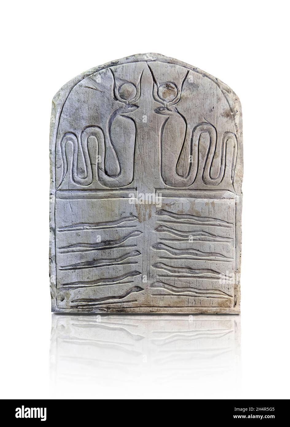 Stèle égyptienne antique avec pantalon de serpants, 1069-665 av. J.-C., 3e période intermédiaire, calcaire.Musée du Louvre.Au sommet de la stèle se trouvent 2 serpents Cobra A. Banque D'Images