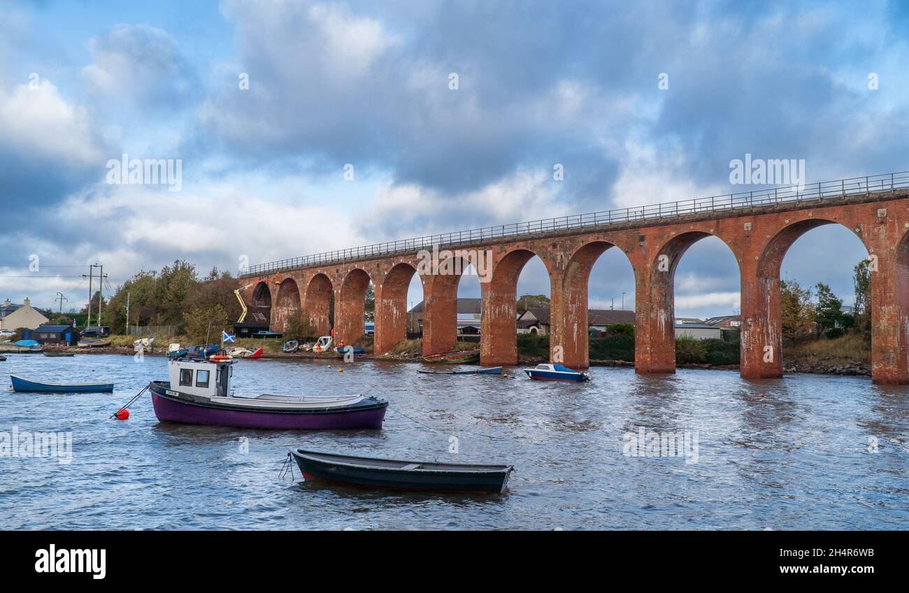 Montrose, Angus, Écosse, Royaume-Uni 3 novembre 2021 : travailler en hauteur, des équipes d'accès par corde effectuant des réparations d'entretien au réseau ferroviaire Rossie Viaduct.Référence du pont : 090/275.La société AMCO-Giffen travaille en partenariat avec le réseau pour mener à bien ce projet, qui doit durer quelques mois.Crédit : Barry Nixon/Alamy Live News/Alamy Live News Banque D'Images