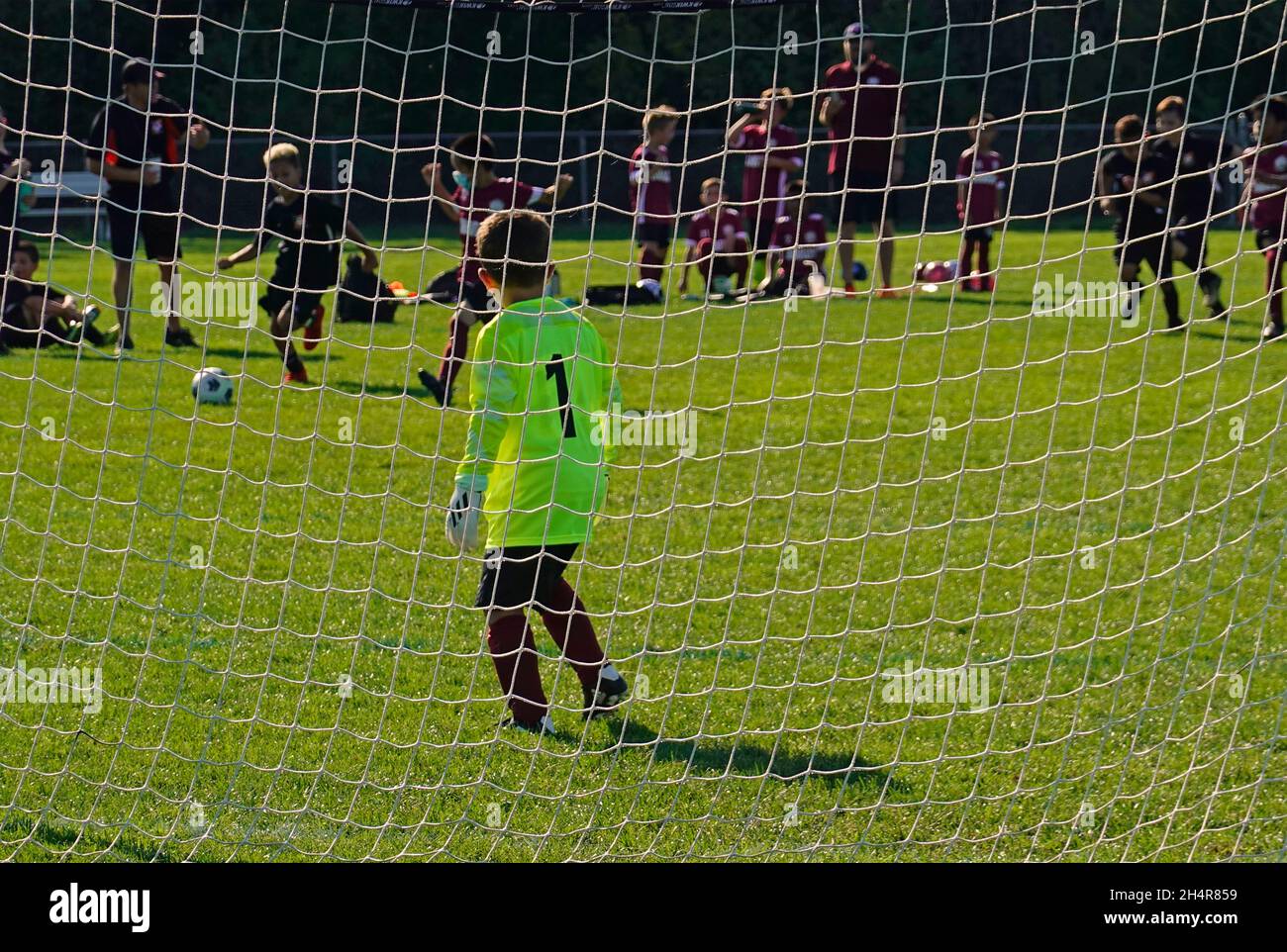 match de football de ligue junior derrière le gardien de but net Massachusetts Banque D'Images