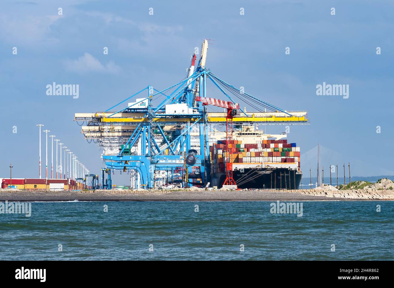 Des grues déchargent un navire à conteneurs dans le port 2000 du Havre, en Normandie Banque D'Images