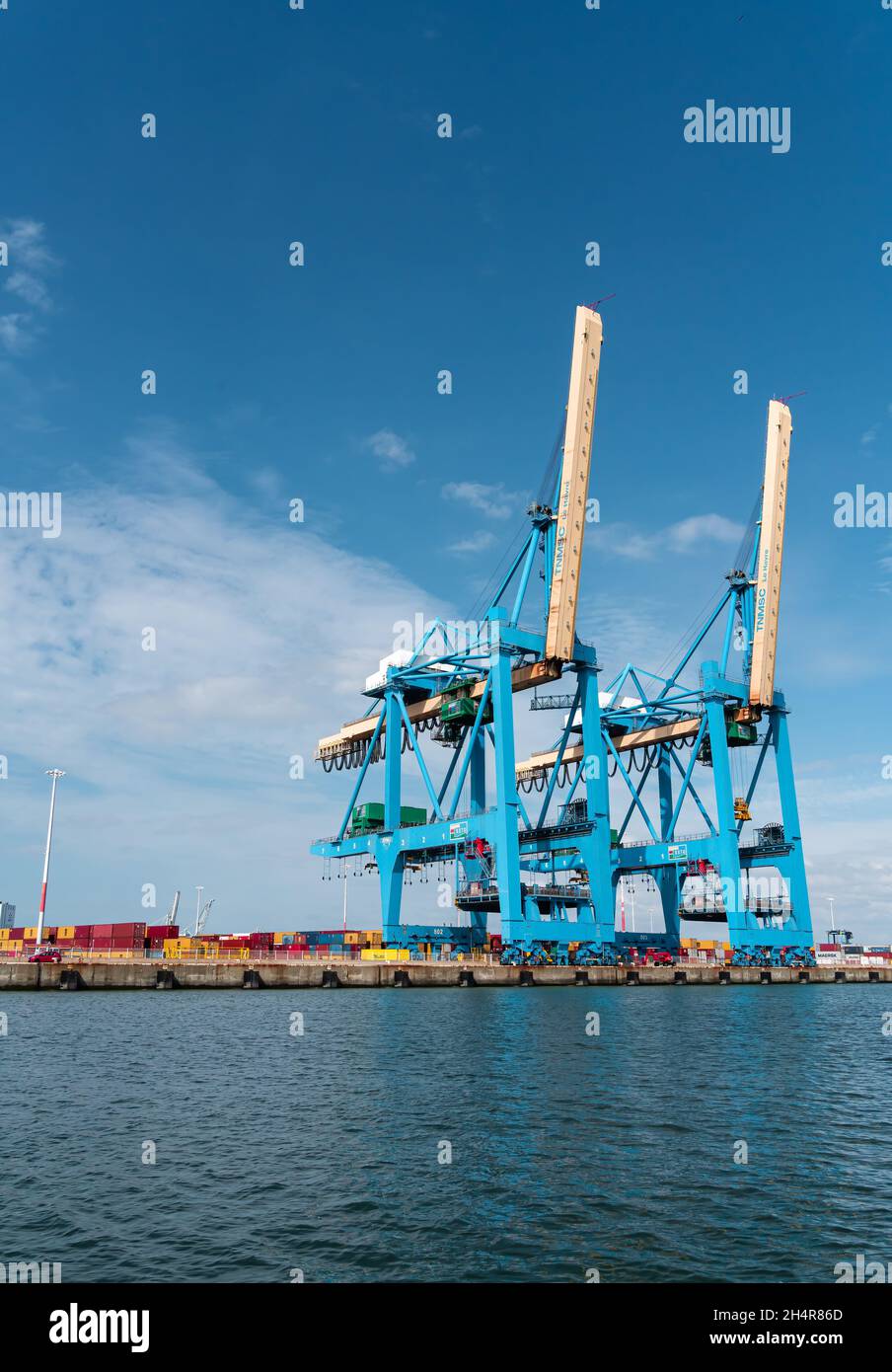 Le Havre, France - 29 juillet 2021 : vue générale du terminal à conteneurs Port 2000 équipé de grues portiques à conteneurs super post-panamax pour recevoir le Banque D'Images Le Havre, France - 29 juillet 2021 : vue générale du terminal à conteneurs Port 2000 équipé de grues portiques à conteneurs super post-panamax pour recevoir le Banque D'Images