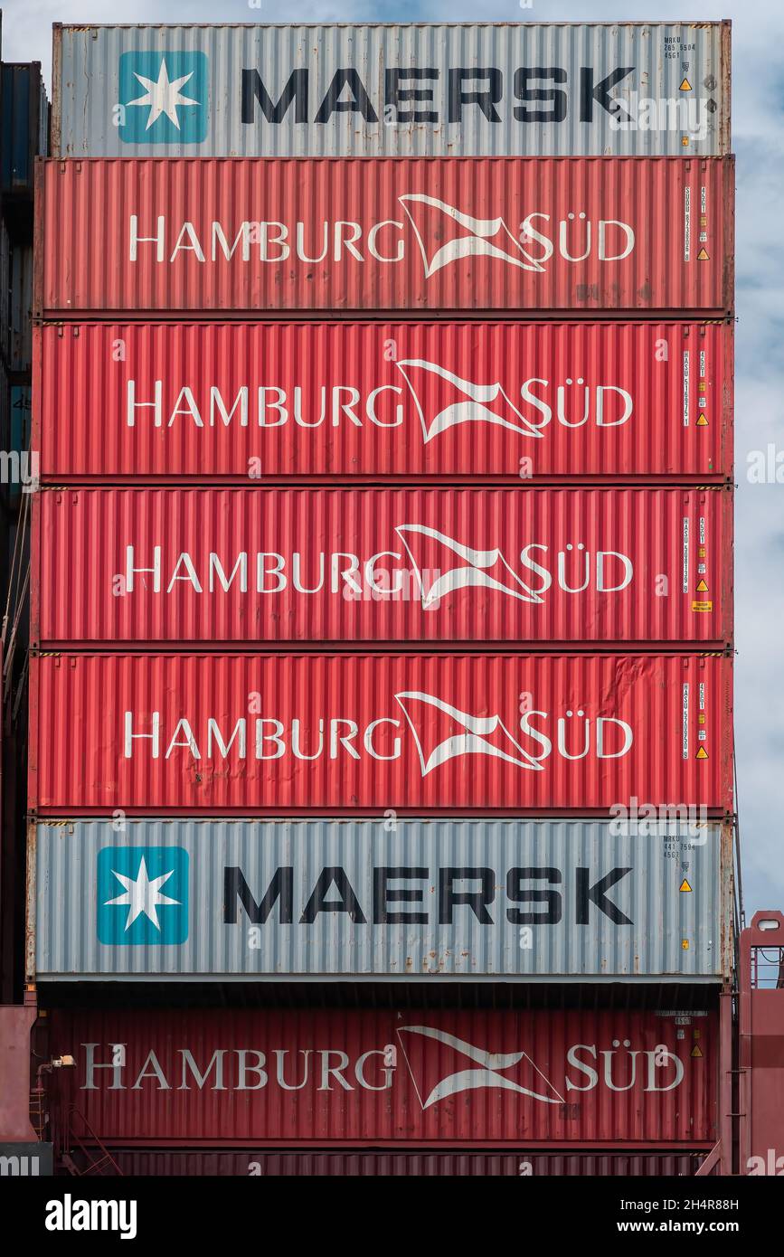 Le Havre, France - 29 juillet 2021 : conteneurs d'expédition de Hambourg Sud et Maersk sur les quais du Havre, Normandie, France. Banque D'Images